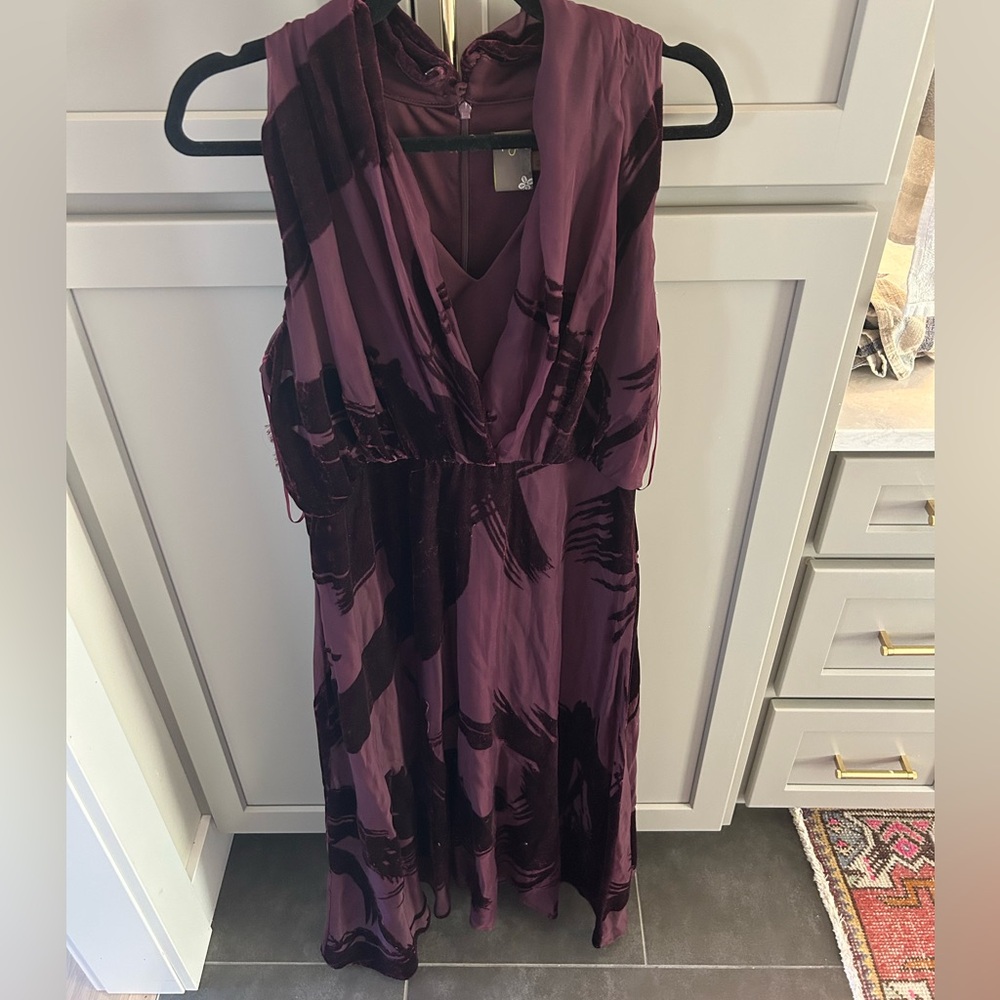 Taylor mixed media cocktail dress. Super flattering! EUC. Size 14